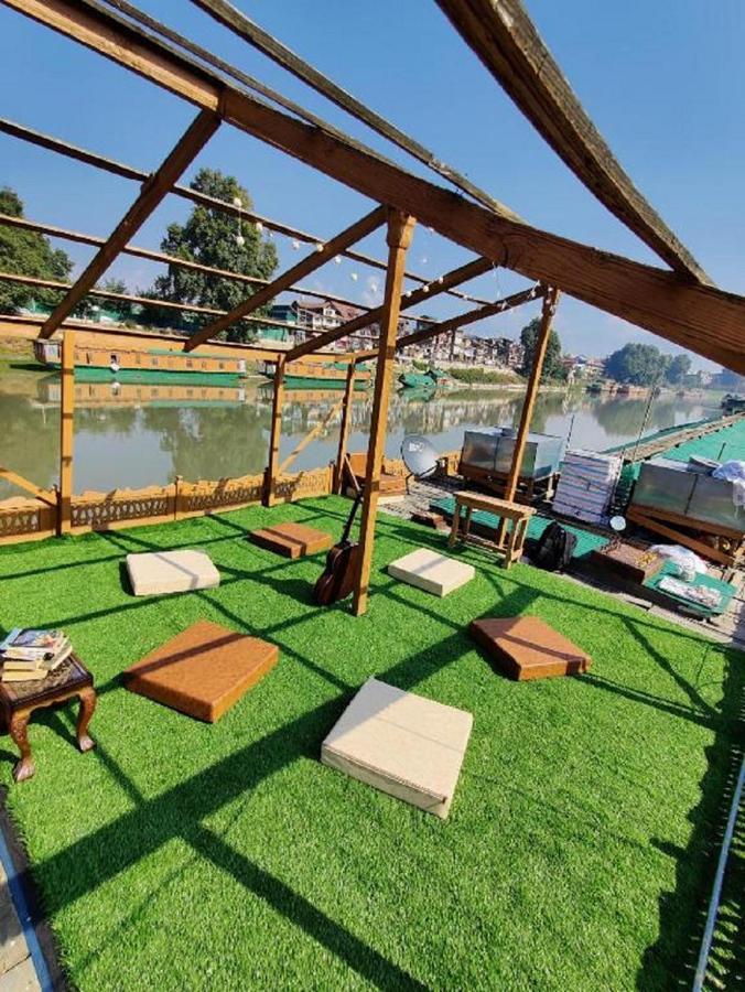 The Flostel Srinagar Exteriér fotografie